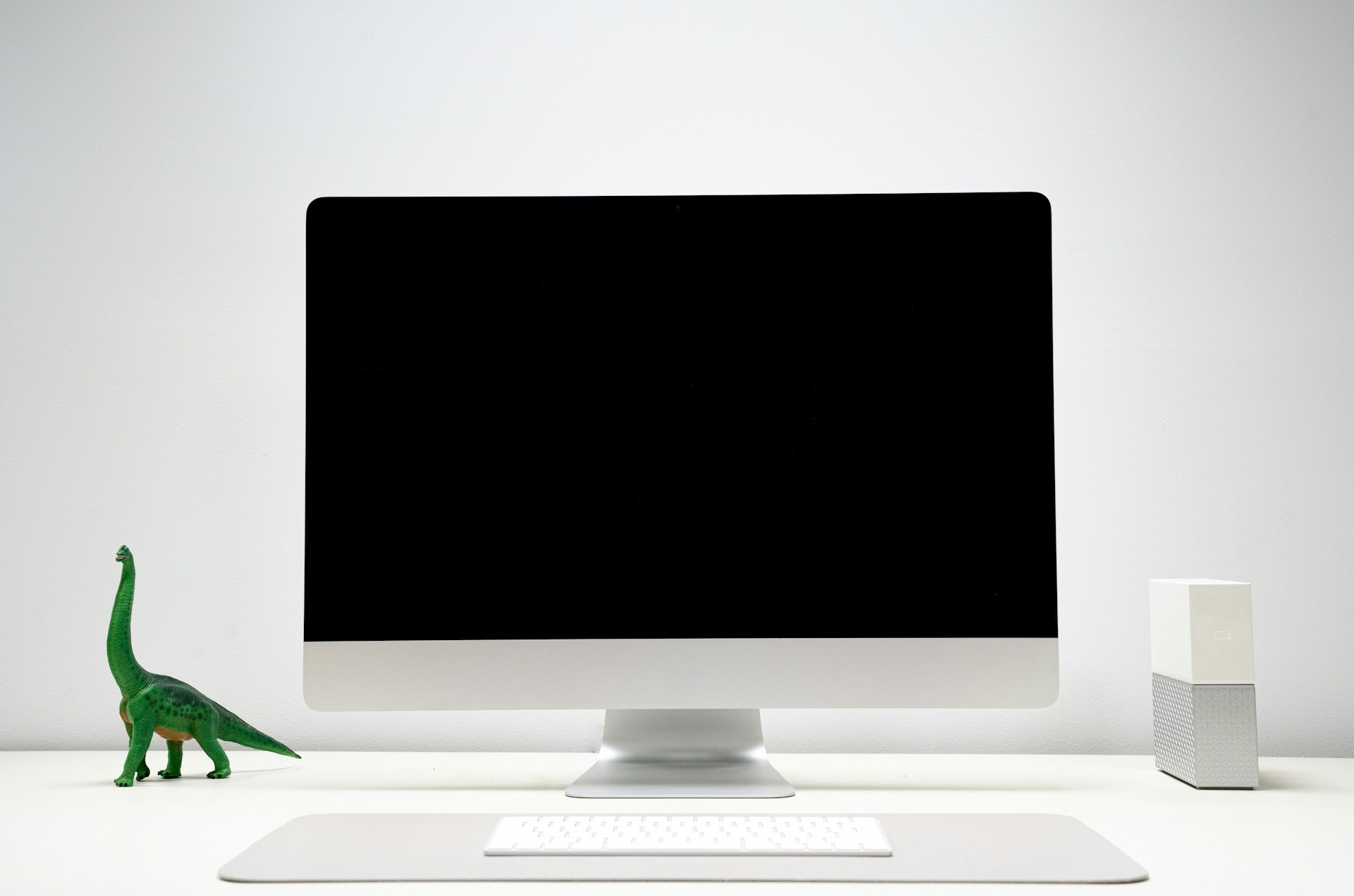 Jakie gadżety do monitora wybrać, żeby poprawić ergonomię i zdrowie oczu?